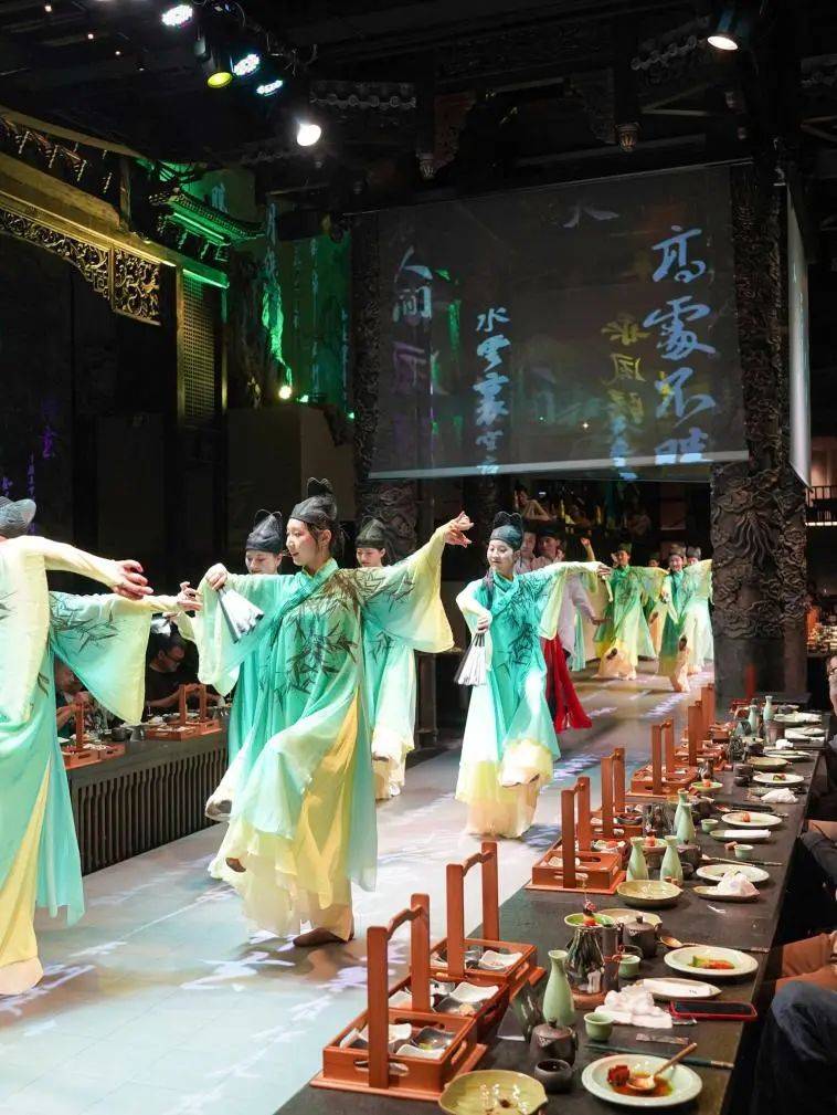 气氛美学”沉浸式文化主题餐饮引领城市文旅消费创意焕新PG麻将胡了2模拟器沉浸式餐饮｜从“味觉消费”到“(图8)